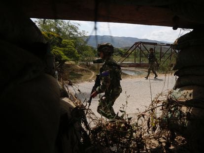 Militares trabajan alrededor del sitio donde fue detonado un carro bomba, en septiembre de 2023, en Timba.