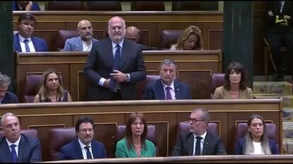 El diputado de Junts per Catalunya, Eduard Pujol, tras su voto erróneo.