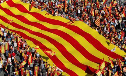 En la cabecera de la manifestación han marchado la ministra de Sanidad, Dolors Montserrat; el líder del PPC, Xavier García Albiol; el delegado del Gobierno, Enric Millo; el presidente de Ciudadanos, Albert Rivera, y la líder en Cataluña, Inés Arrimadas, así como el primer secretario del PSC, Miquel Iceta, junto a otros dirigentes socialistas, como Carmen Calvo. También ha acudido a la cita el exministro del Interior Jorge Fernández Díaz.