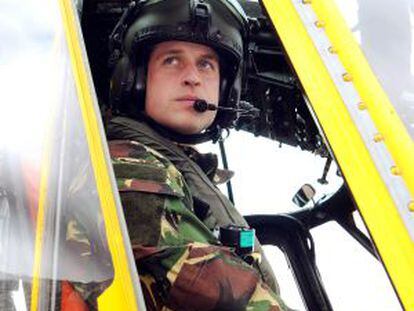 El príncipe Guillermo de Inglaterra, a los mandos de un helicóptero durante un ejercicio de entrenamiento.