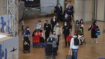 Pasajeros a su llegada al aeropuerto de Ben Gurión, en Tel Aviv, este domingo.