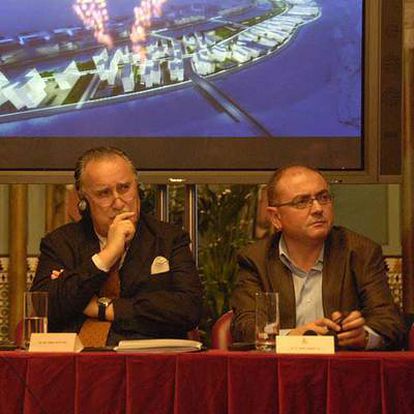 El alcalde de Bilbao, Iñaki Azkuna (a la izquierda), y el consejero de Vivienda, Javier Madrazo, ayer en la presentación del proyecto.