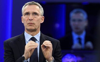 El secretario general de la OTAN, Jens Stoltenberg, participa en un panel sobre seguridad europea en Davos (Suiza), este jueves. 