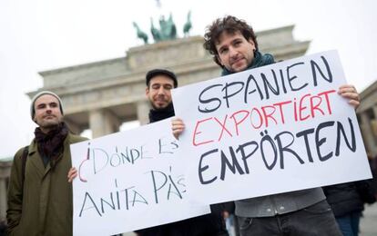 Emigrantes españoles se manifiestan en la puerta de Puerta de Brandenburgo.