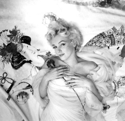 En 1956 el fot&oacute;grafo Cecil Beaton se encontr&oacute; con Marilyn en una suite del hotel Ambassador en Nueva York. La sesi&oacute;n no ten&iacute;a estilismo (ella tra&iacute;a tan solo un par de vestidos de su casa) y tampoco maquillaje (la actriz tambi&eacute;n se hab&iacute;a ocupado de eso). Las fotos resultantes estaban a a&ntilde;os luz de la imagen de &#039;sex symbol&#039; cl&aacute;sica que ten&iacute;a Marilyn. Fueron capturas sofisticadas, maduras y sensuales en la que los vestidos no constre&ntilde;&iacute;an ni encasillaban al personaje, lo m&aacute;s parecido a imagin&aacute;rsela vistiendo esas pocas gotas de Chanel N&ordm;5 con las que se iba a la cama.