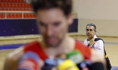 Scariolo observa a Pau Gasol durante su comparecencia ante los medios