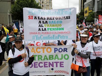 Manifestantes exigen al Congreso que desatasque las reformas propuestas por Petro, en Bogotá, el pasado 7 de junio.