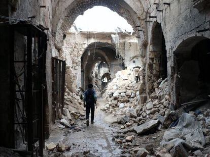 Un rebelde cruza el viejo mercado de Alepo, en Siria.