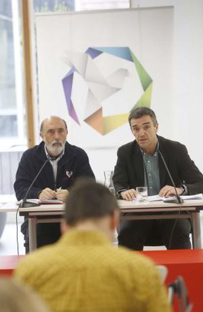 El secretario de Paz del Gobierno vasco, Jonan Fernandez, junto al antrop&oacute;logo Francisco Etxeberria.