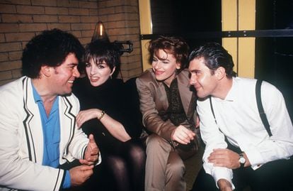 Pedro Almodovar conversa con los actores Liza Minnelli, Sandra Berhant y Antonio Banderas durante el estreno de 'Átame' en Nueva York, en 1990.