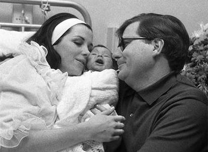 Edward Downes y su esposa, Joan, con su hijo recién nacido, en 1967.