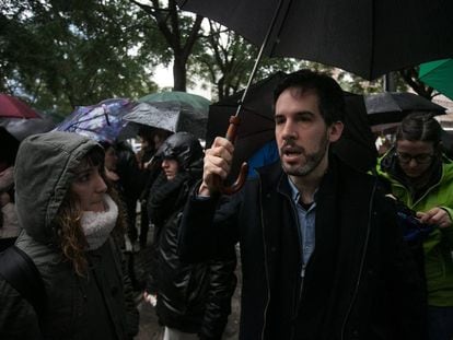 Jaime Palomera, del Sindicato de Inquilinos, antes de entrar a declarar por supuestas coacciones a una arrendataria de Barcelona.