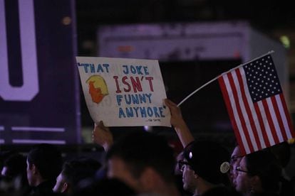 Un seguidor de Beto O'Rourke con un letrero contra Trump.