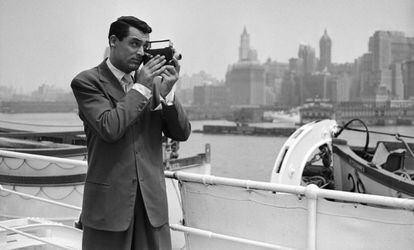 En 1938, a la vuelta de unas vacaciones por Europa, Cary Grant fotografía la costa de Nueva York.