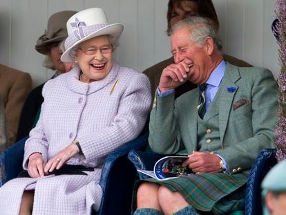 Isabel II y el príncipe Carlos de Inglaterra, en septiembre de 2012 durante un acto en Braemar, Escocia.