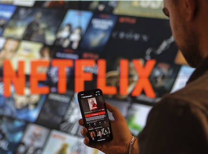 Un usuario de Netflix, ayer, con un teléfono móvil.