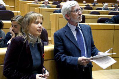 La ministra de Sanidad, Leire Pajín, y el socialista Joan Lerma, ayer en el Senado.