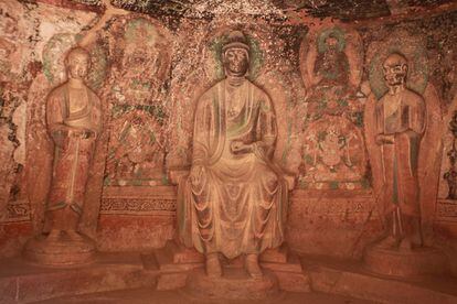 Las cuevas de Mogao -o las cuevas de los mil Budas- son un conjunto de 492 templos situados cerca de la ciudad de Dunhuang, en la provincia china de de Gansú.