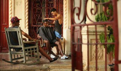 Una peluquer&iacute;a montada en el porche de una vivienda en el barrio de Vedado, en La Habana
