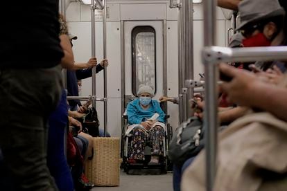 Una mujer de la tercera edad usa el metro en Ciudad de México, en marzo de este año.