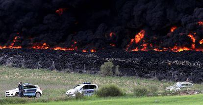 Las llamas devoran los neumáticos del vertedero de Seseña en mayo de 2016.