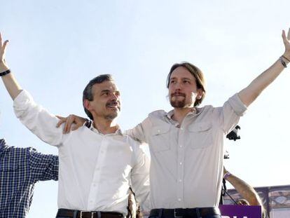 El líder de Podemos, Pablo Iglesias, arropa al candidato a la Comunidad de Madrid, Jose Manuel Lopez, en su segundo mitin de la campaña.