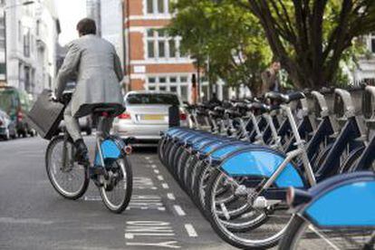 Uno de los 400 aparcamientos del Barclays Cycle Hire, el principal servicio de alquiler de bicicletas en Londres.