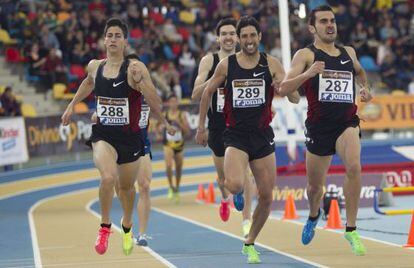 Kevin L&oacute;pez, por delante de Luis Alberto Marco, a la izquierda, y Antonio Reina. 