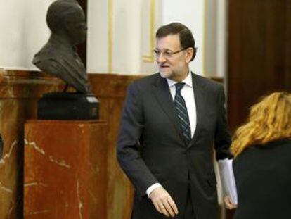 El presidente del Gobierno, Mariano Rajoy (en el centro), llega al Congreso. 