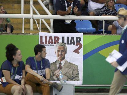 Una imagen califica a Ryan Lochte de "mentiroso" durante las pruebas de atletismo en Río.