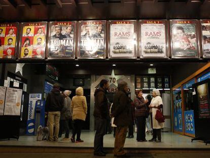 Espectadores frente a una sala de cine de Madrid.