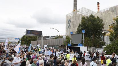 Miles de personas en una protesta ante la entrada de la empresa de celulosas Ence, en Pontevedra.