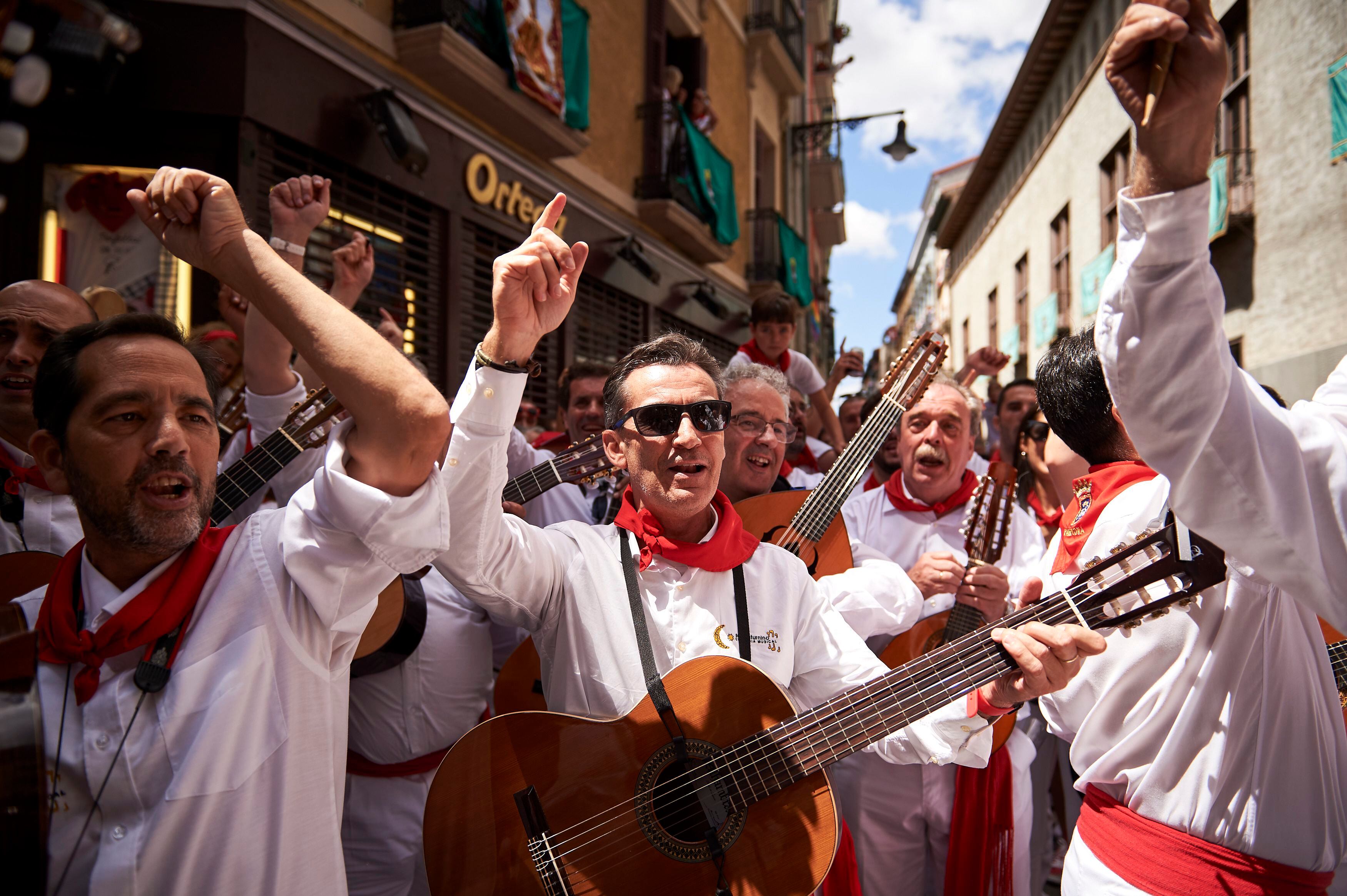 Los miembros de la Cofradía de San Saturnino, el 7 de julio en Pamplona, durante las fiestas de San Fermín 2022.