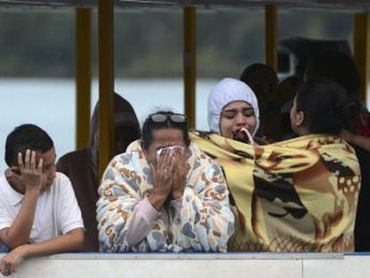 Al menos 6 muertos y más de 10 desaparecidos al naufragar un barco turístico en Colombia