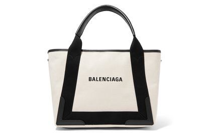 Balenciaga (795 euros).