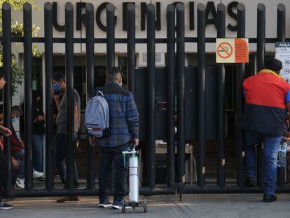 Una persona con un tanque de oxígeno llega a la zona de urgencias de Hospital Dr. Gea González, en Ciudad de México, el 15 de enero de 2024.