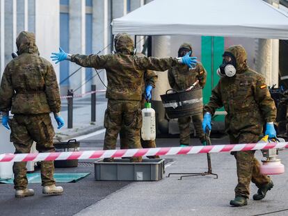 Miembros del Ejército de Tierra realizan labores de desinfección en una residencia de Barcelona, el pasado 20 de julio.