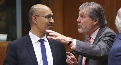 El secretario de Estado de España para la UE, Íñigo Méndez de Vigo, conversa este martes con su homólogo francés, Harlem Désir.