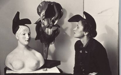 Gala, en un retrato de 1938, luciendo el sombrero-zapato  de Elsa Schiaparelli inspirado en un diseño de Salvador Dalí.