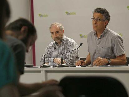 Los diputados de Amaiur, Rafael Larreina y Xabier Mikel Errekondo, durante la rueda de prensa.