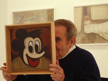 Francisco Peinado, sosteniendo ayer el retrato <i>Mike Mau</i>. Atrás, el óleo <i>La familia de los pies largos.</i>