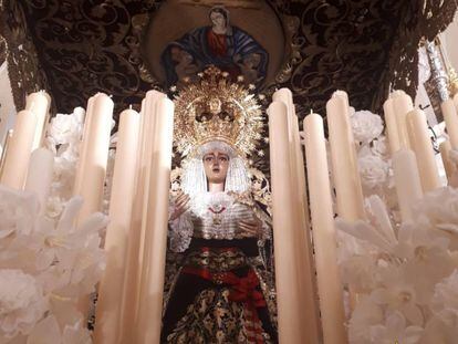 La Virgen de La Caridad de la hermandad del Baratillo con el fajín de Franco.