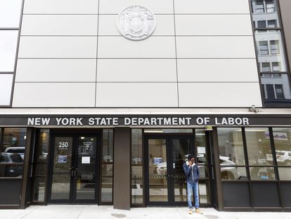 Un hombre frente a una oficina cerrada del ministerio de Trabajo de Nueva York.