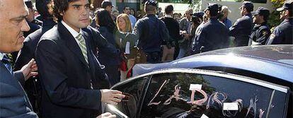 El consejero se monta en su coche oficial, donde un manifestante ha escrito la palabra "ladrón".