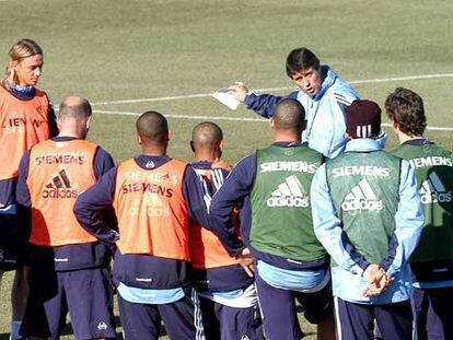 Juan Ramón López Caro da instrucciones a sus jugadores antes de viajar a Málaga.