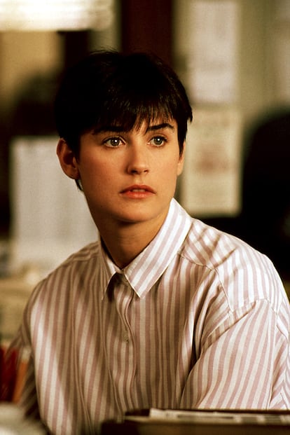 Demi Moore en Ghost
Busca en tus fotos de infancia: si creciste en los 80 o los 90, seguro que presumías (obligada por mamá) de pelo a tazón. Si primero tuvo la culpa el niño de El resplandor, que se extendiese a edades más avanzadas fue cosa de Demi. Un corte, como poco, atrevido.