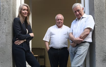 Violeta Ruiz Almendral, Ángel de la Fuente y Juan Antonio Gimeno Ullastres, en la sede de FEDEA en Madrid.