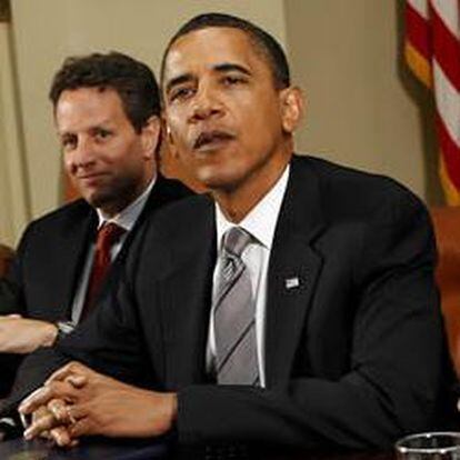El secretario del Tesoro, Timothy Geithner, junto con el presidente de EE UU, Barack Obama, y el presidente de la Fed, Ben Bernanke