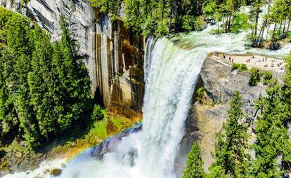 La cascada de Vernal Falls, uno de los escenarios que atraviesa el John Muir Trail a su paso por el parque nacional de Yosemite, en California.