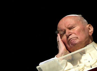Juan Pablo II aparece en la ventana de sus aposentos, ya muy mermado, tres días antes de morir.